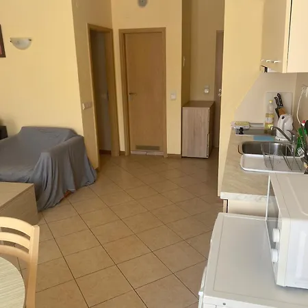 Bright, Central, 1-bed With Pool View Apartman