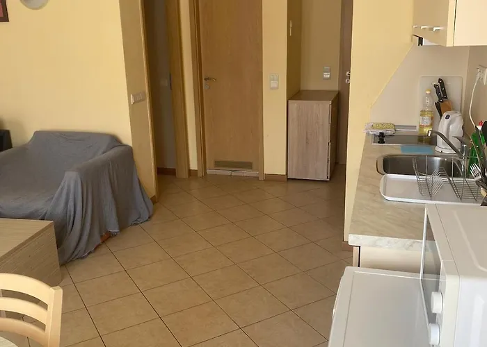 Bright, Central, 1-bed With Pool View Apartman