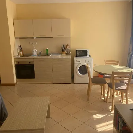 Bright, Central, 1-bed With Pool View