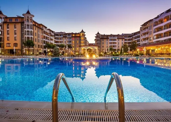 Bright, Central, 1-bed With Pool View